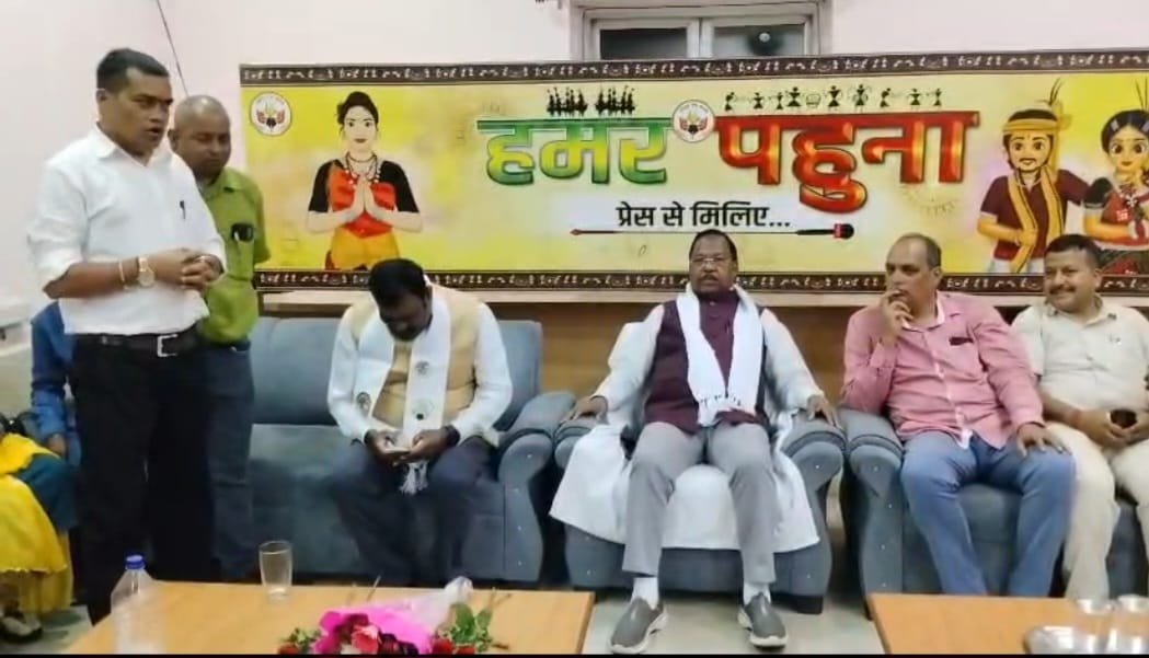रायपुर प्रेस क्लब में आम महोत्सव की धूम, मंत्री रामविचार नेताम हुए शामिल