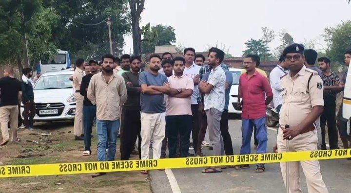 कोरिया में खौफनाक कांड: टिपर से फॉर्च्यूनर रोकी, पेट्रोल डालकर लगाई आग