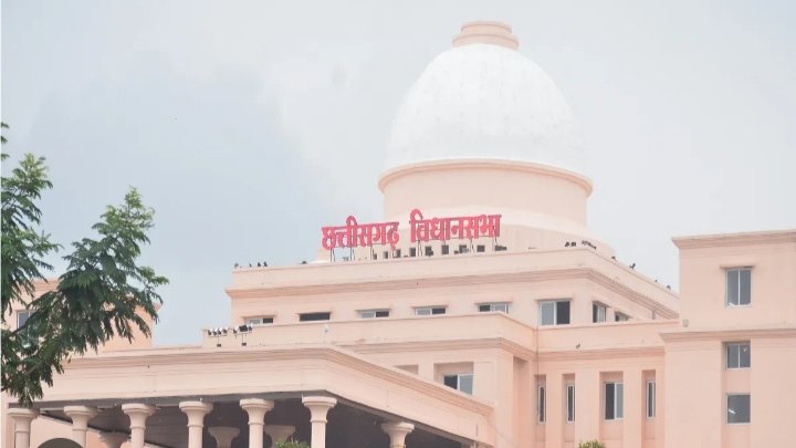 नए विधानसभा भवन की फॉल्स सीलिंग गिरी, निर्माण की गुणवत्ता के साथ-साथ सुरक्षा व्यवस्था पर गंभीर सवाल।