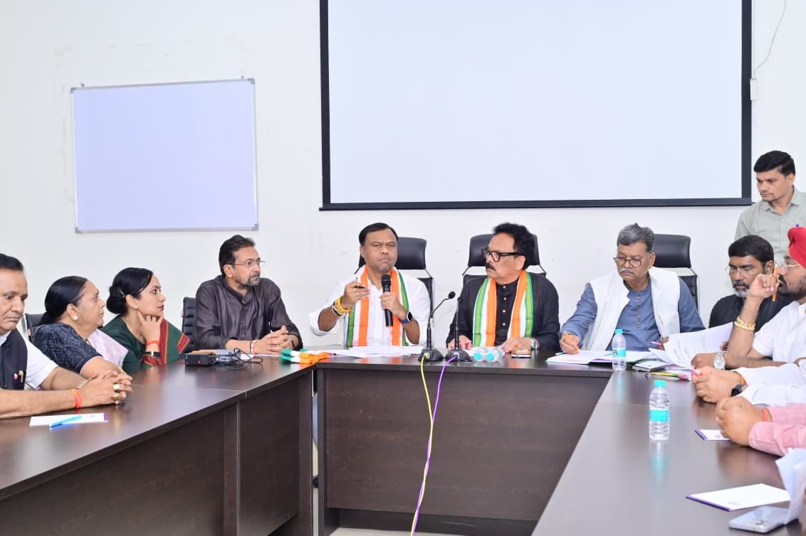 प्रदेश प्रभारी सुखदेव भगत ने लिया कांग्रेस की महत्वपूर्ण बैठकें*     *हमारा लक्ष्य प्रदेश की जनता को भाजपा के कुशासन से मुक्ति दिलाना है – सुखदेव भगत*